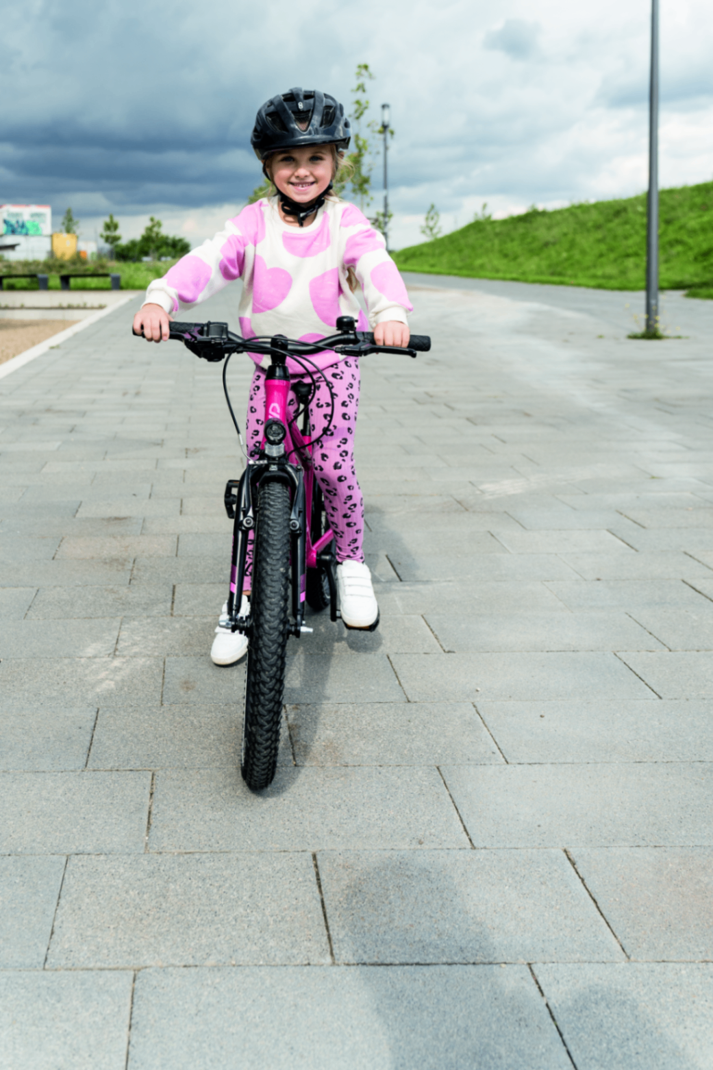 Pige på PUKY børnecykel forfra