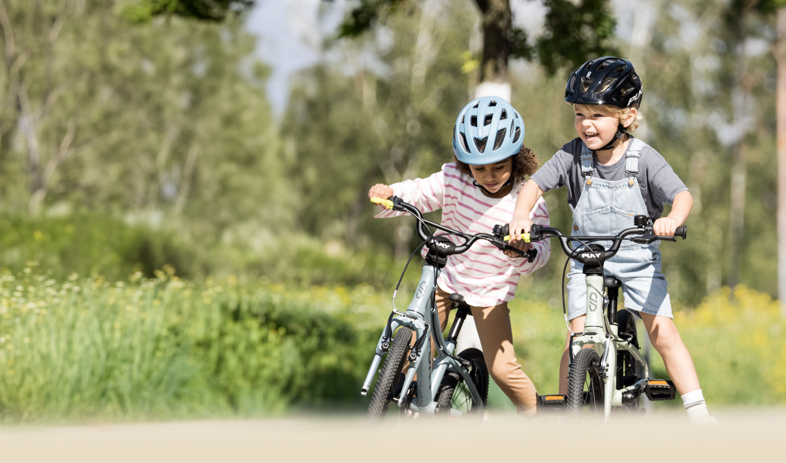 Børn på PUKY-cykler i sommerlandskab