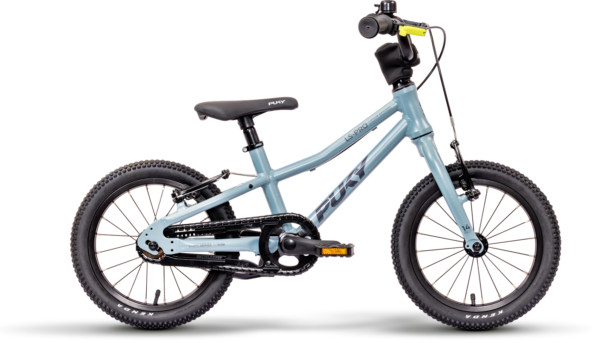 En ljusblå PUKY LS-PRO 14 barncykel med en lätt aluminiumram, svarta däck, svart sadel och styre, inga stödhjul, "PUKY"-märke på ramen, handbromsar och ett kedjeskydd.