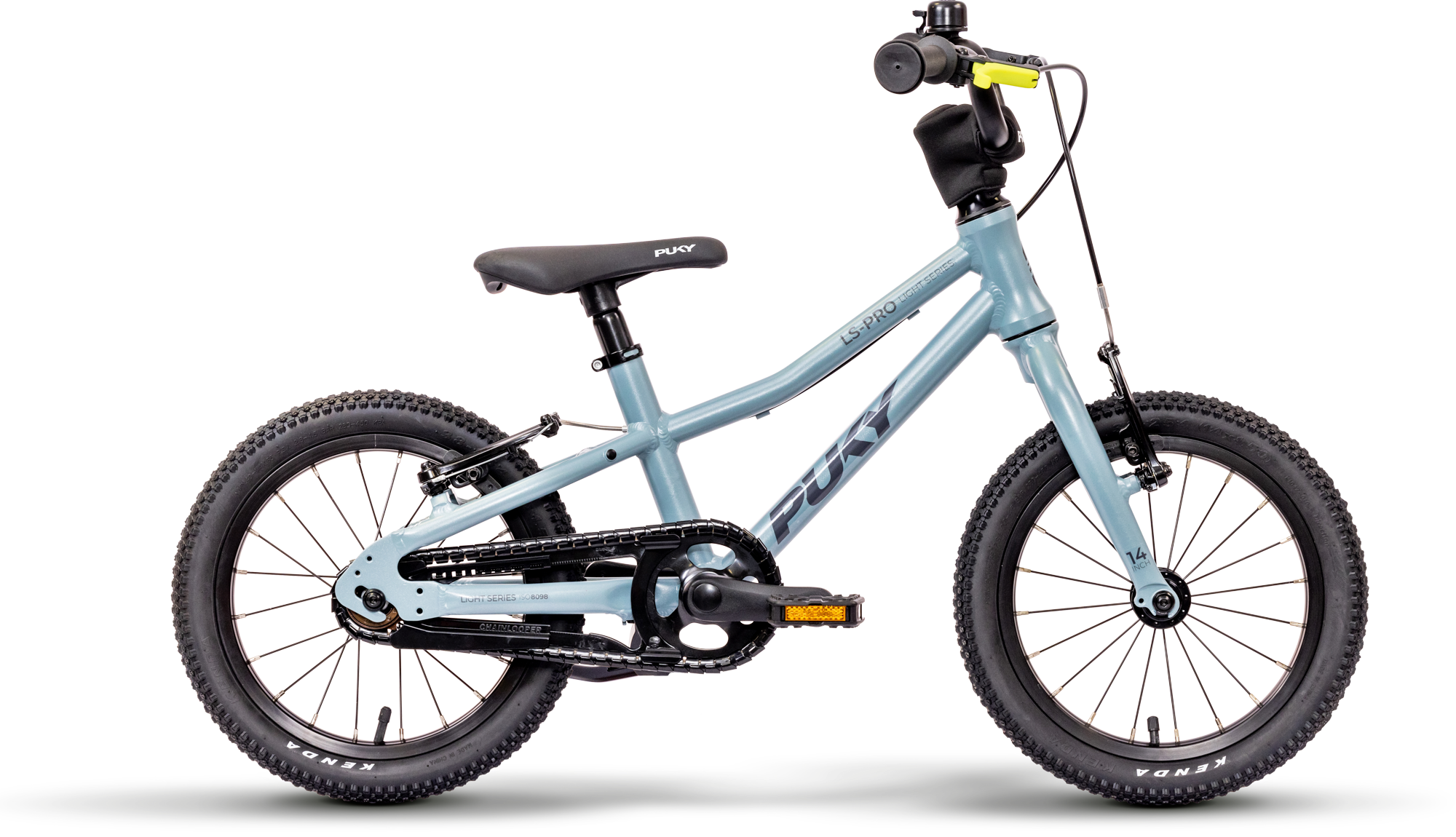 En ljusblå PUKY LS-PRO 14 barncykel med en lätt aluminiumram, svarta däck, svart sadel och styre, inga stödhjul, "PUKY"-märke på ramen, handbromsar och ett kedjeskydd.