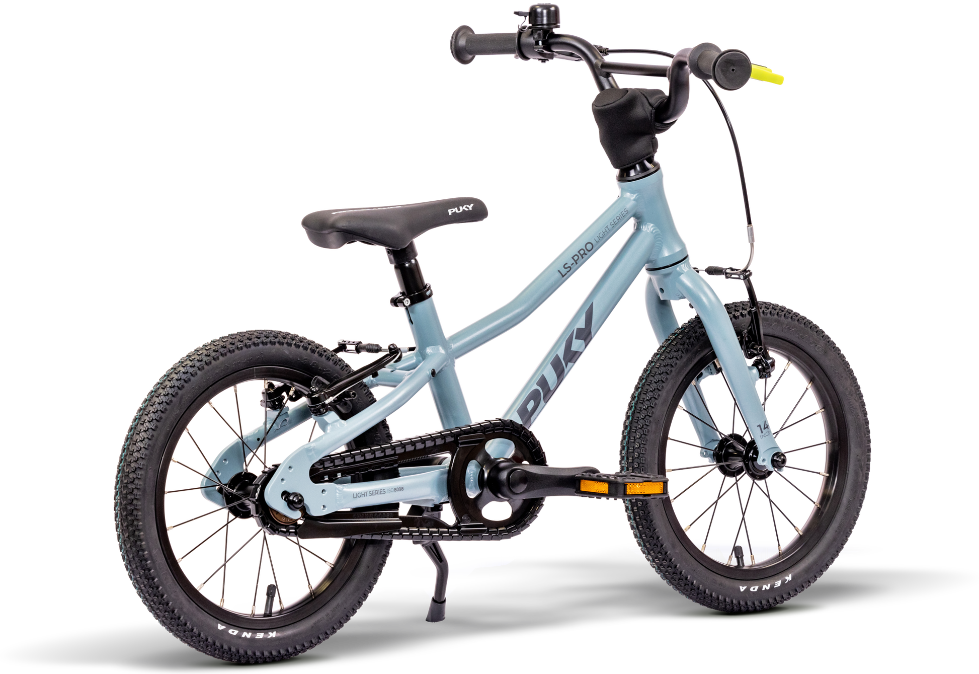 PUKY LS-PRO 14 är en ljusblå barncykel med en lätt aluminiumram, svarta däck, sadel och styre samt kedjeskydd, som visas från sidan mot en vit bakgrund.