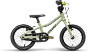 PUKY LS-PRO 14 är en grön barncykel med svarta däck, sadel, pedaler och styre. Den här lätta aluminiumcykeln har en lutande ram, bromsar fram och bak och "PUKY"-märket - perfekt som barnets första cykel.