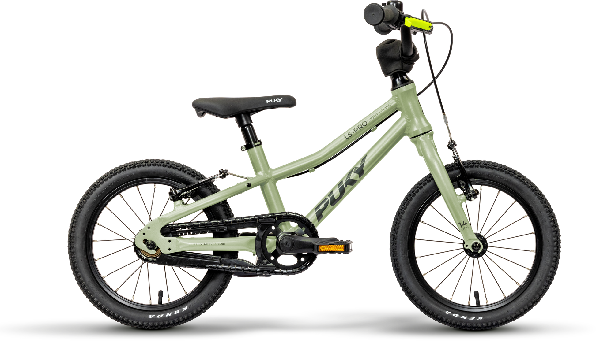 PUKY LS-PRO 14 är en grön barncykel med svarta däck, sadel, pedaler och styre. Den här lätta aluminiumcykeln har en lutande ram, bromsar fram och bak och "PUKY"-märket - perfekt som barnets första cykel.
