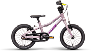 PUKY LS-PRO 14 är en liten, lätt barncykel i aluminium i ljuslila, med svart styre, sadel, däck, snedställt överrör, stödhjul och "PUKY" i lila på ramen.