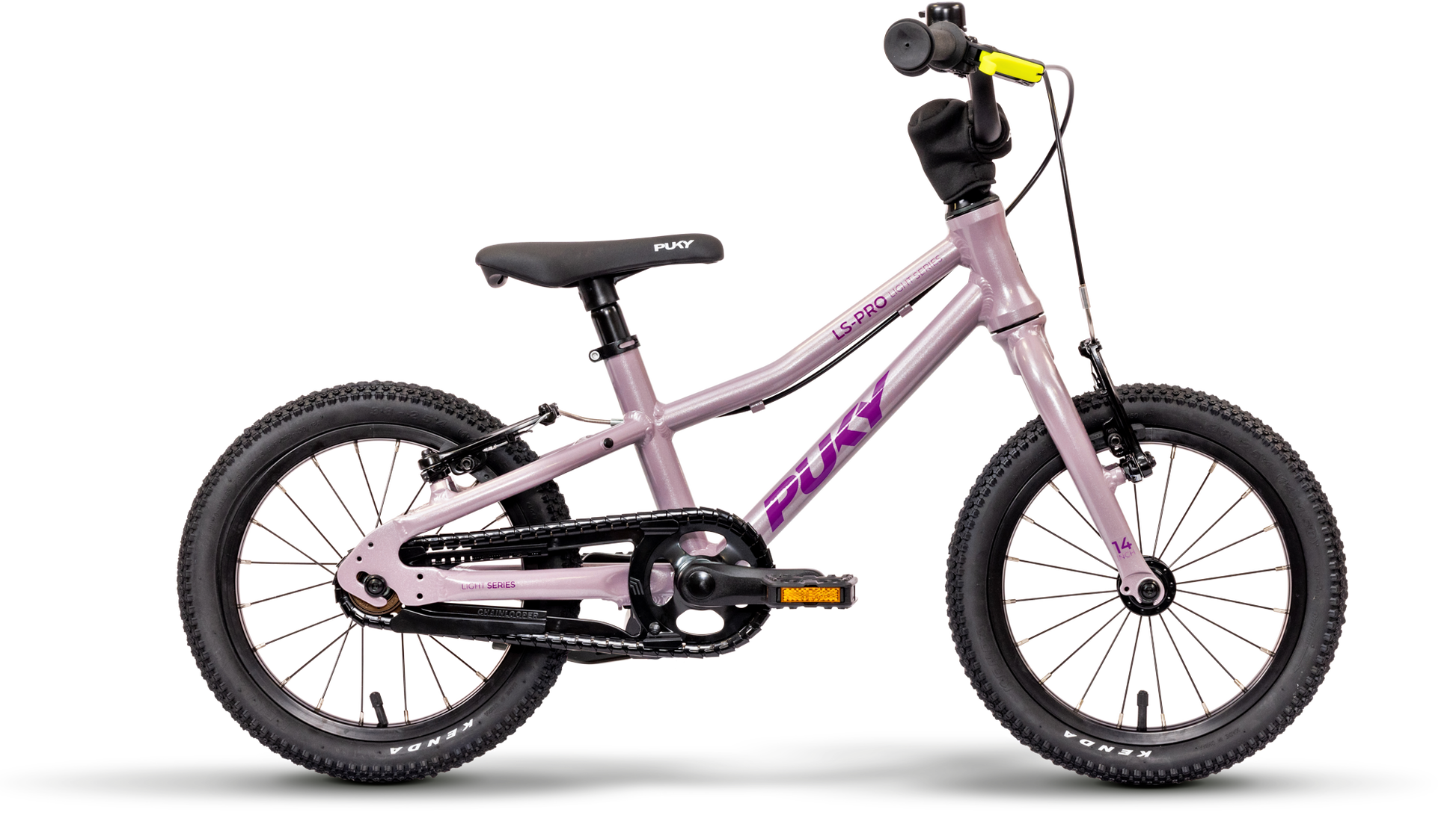 PUKY LS-PRO 14 är en liten, lätt barncykel i aluminium i ljuslila, med svart styre, sadel, däck, snedställt överrör, stödhjul och "PUKY" i lila på ramen.