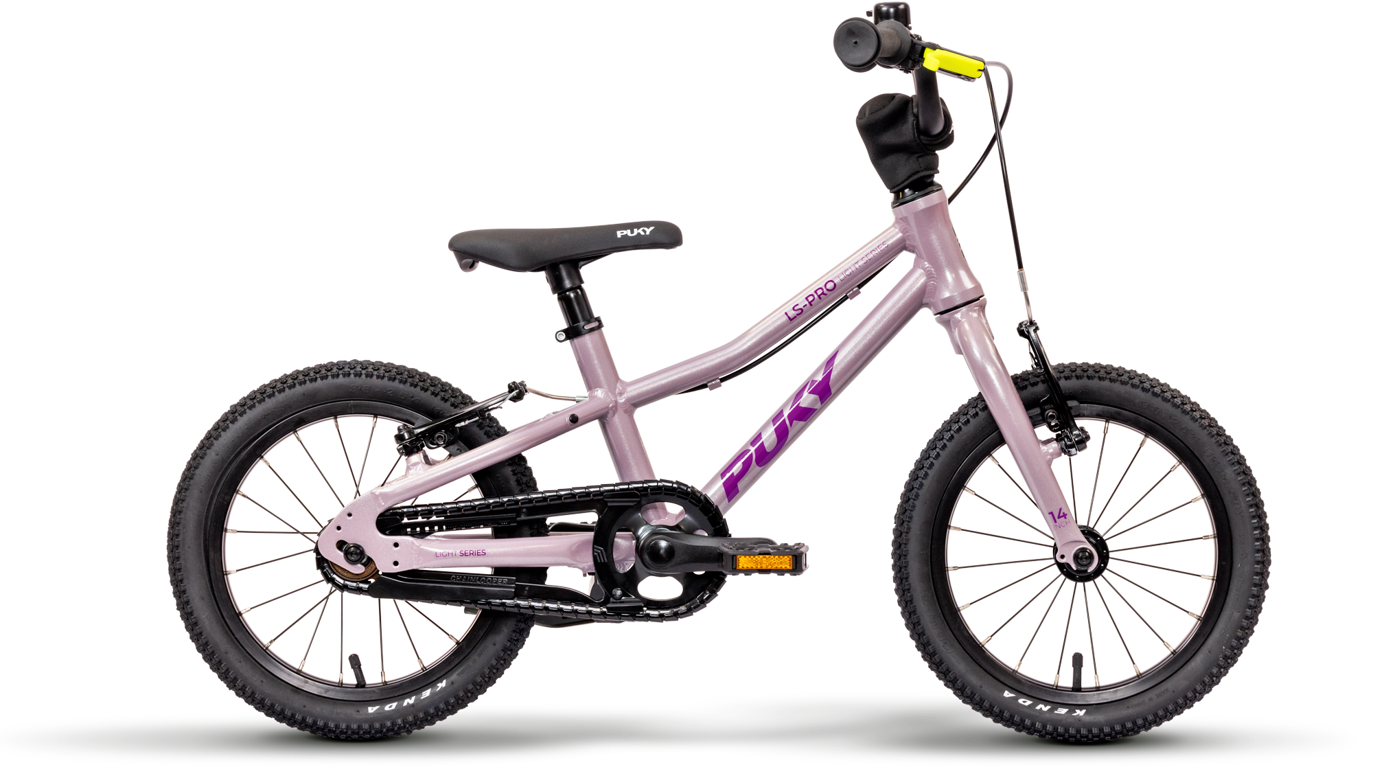 PUKY LS-PRO 14 är en liten, lätt barncykel i aluminium i ljuslila, med svart styre, sadel, däck, snedställt överrör, stödhjul och "PUKY" i lila på ramen.