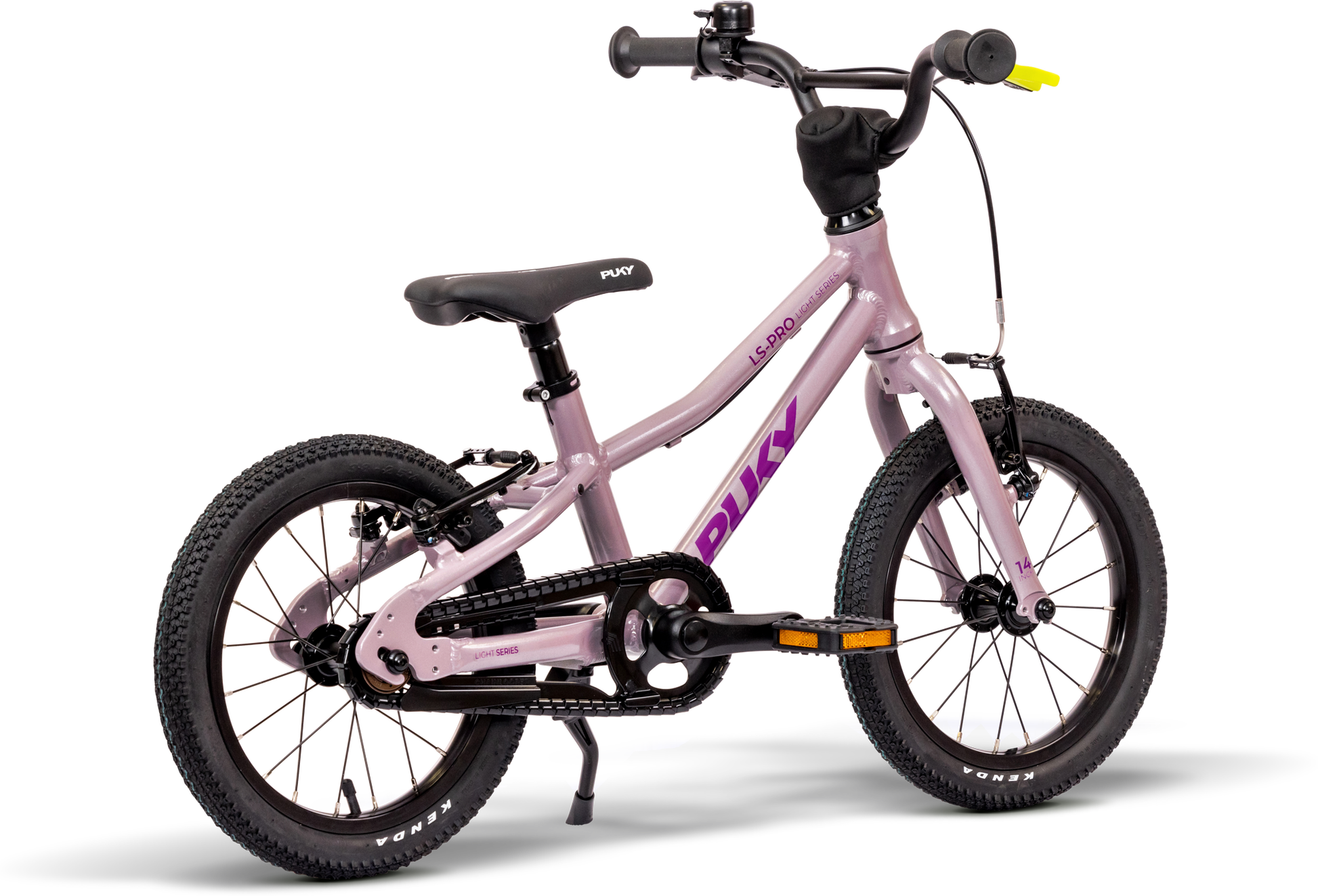 En liten, ljuslila PUKY LS-PRO 14 barncykel med svart styre, sadel och däck. Den lätta aluminiumramen har "PUKY"-logotypen, en gul bromshandtag och inga stödhjul.