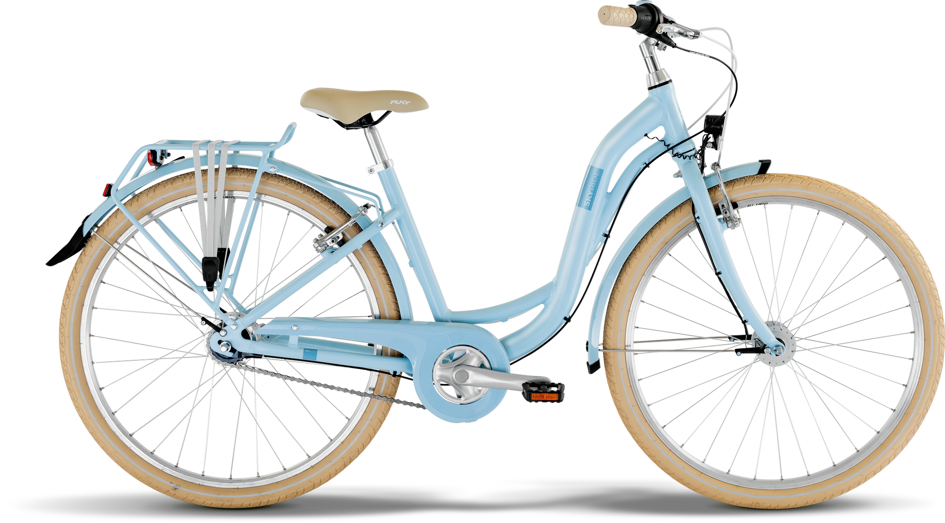 PUKY SKYRIDE 26-7 CLASSIC är en ljusblå, genomgående stadscykel med cremefärgad sadel och handtag, brunbruna däck, pakethållare bak, fram- och bakskärmar samt kedjeskydd, på vit bakgrund.