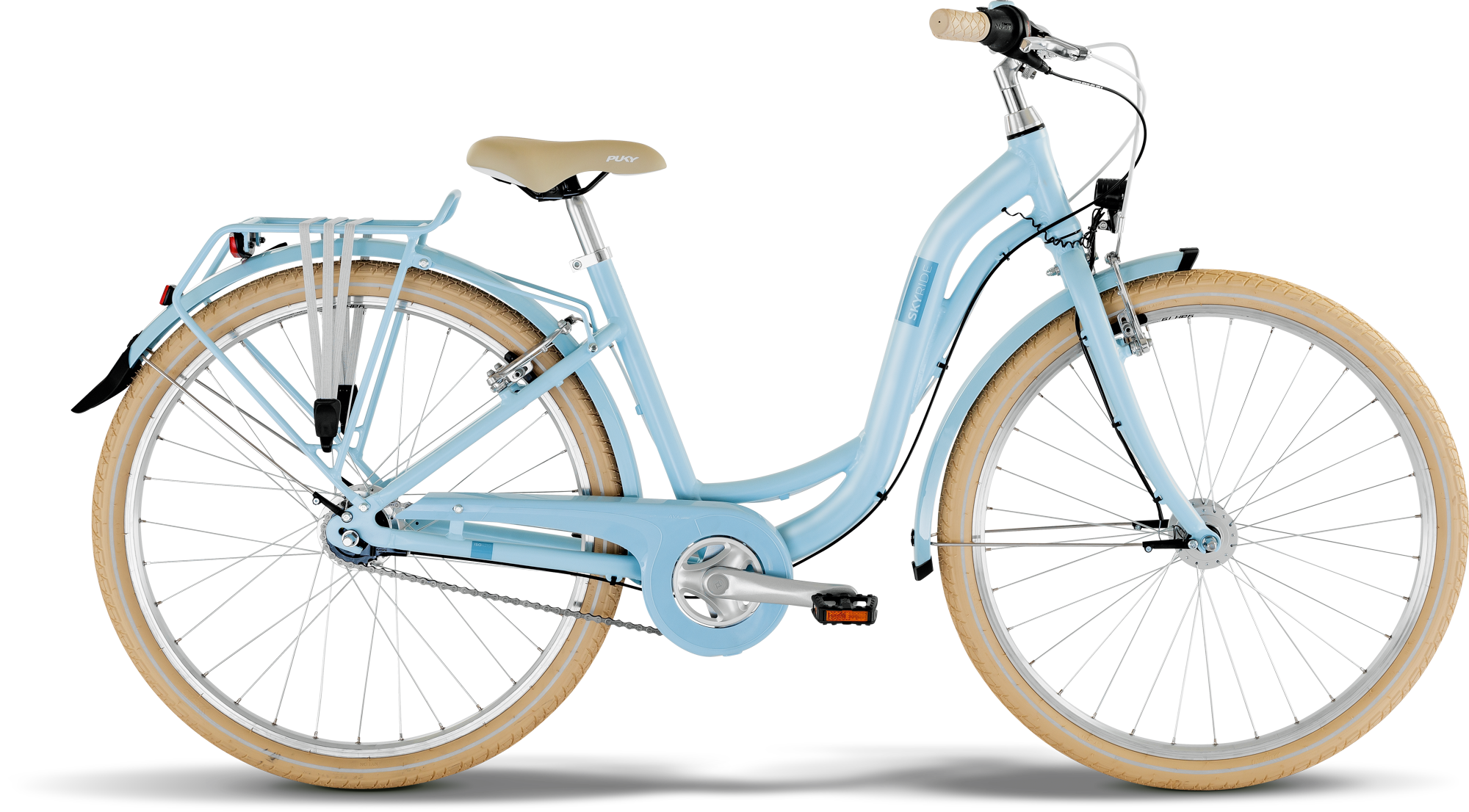 PUKY SKYRIDE 26-7 CLASSIC är en ljusblå, genomgående stadscykel med cremefärgad sadel och handtag, brunbruna däck, pakethållare bak, fram- och bakskärmar samt kedjeskydd, på vit bakgrund.