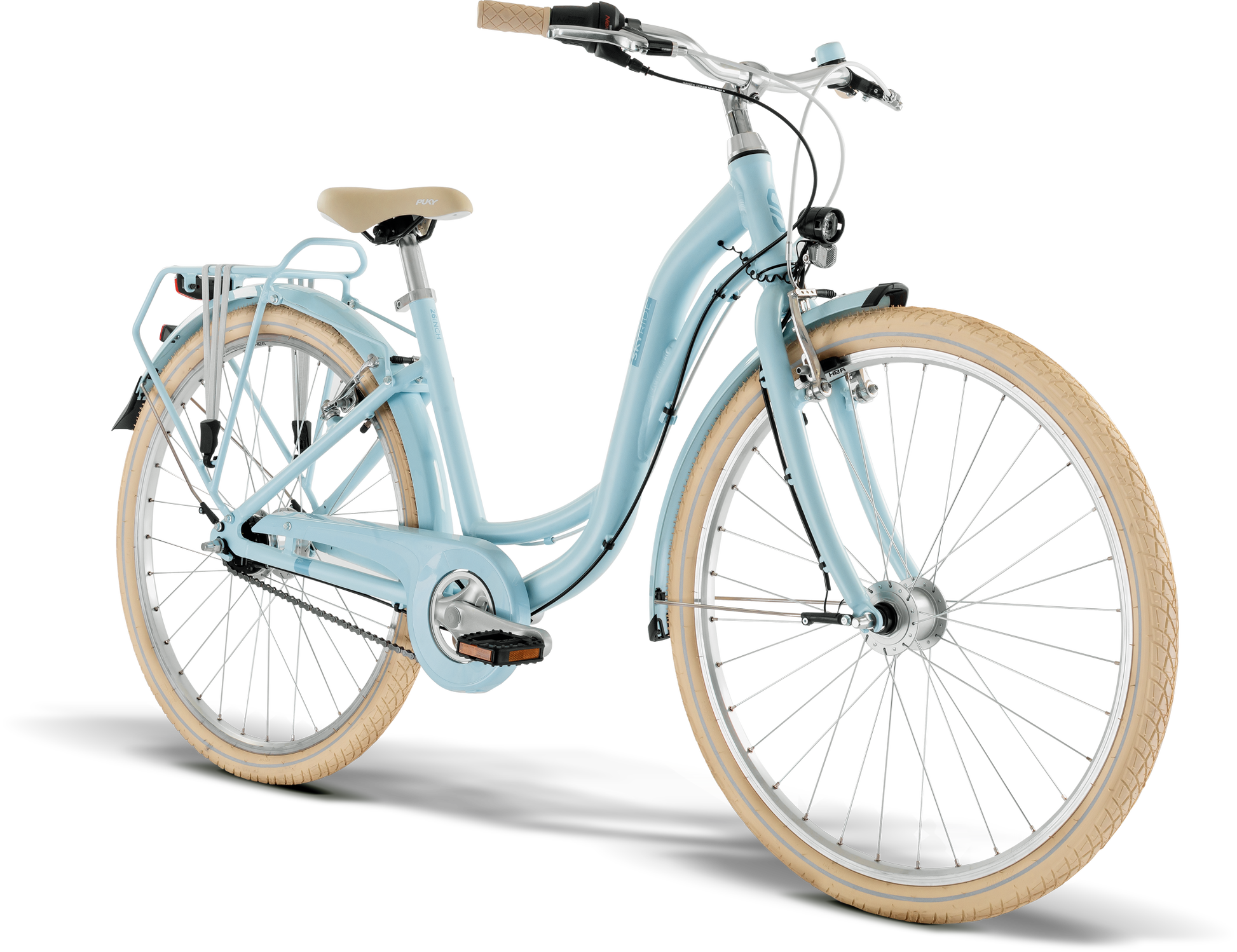 PUKY SKYRIDE 26-7 CLASSIC är en ljusblå genomgångscykel med beige däck, beige sadel, upprätt styre och pakethållare mot en vit bakgrund.