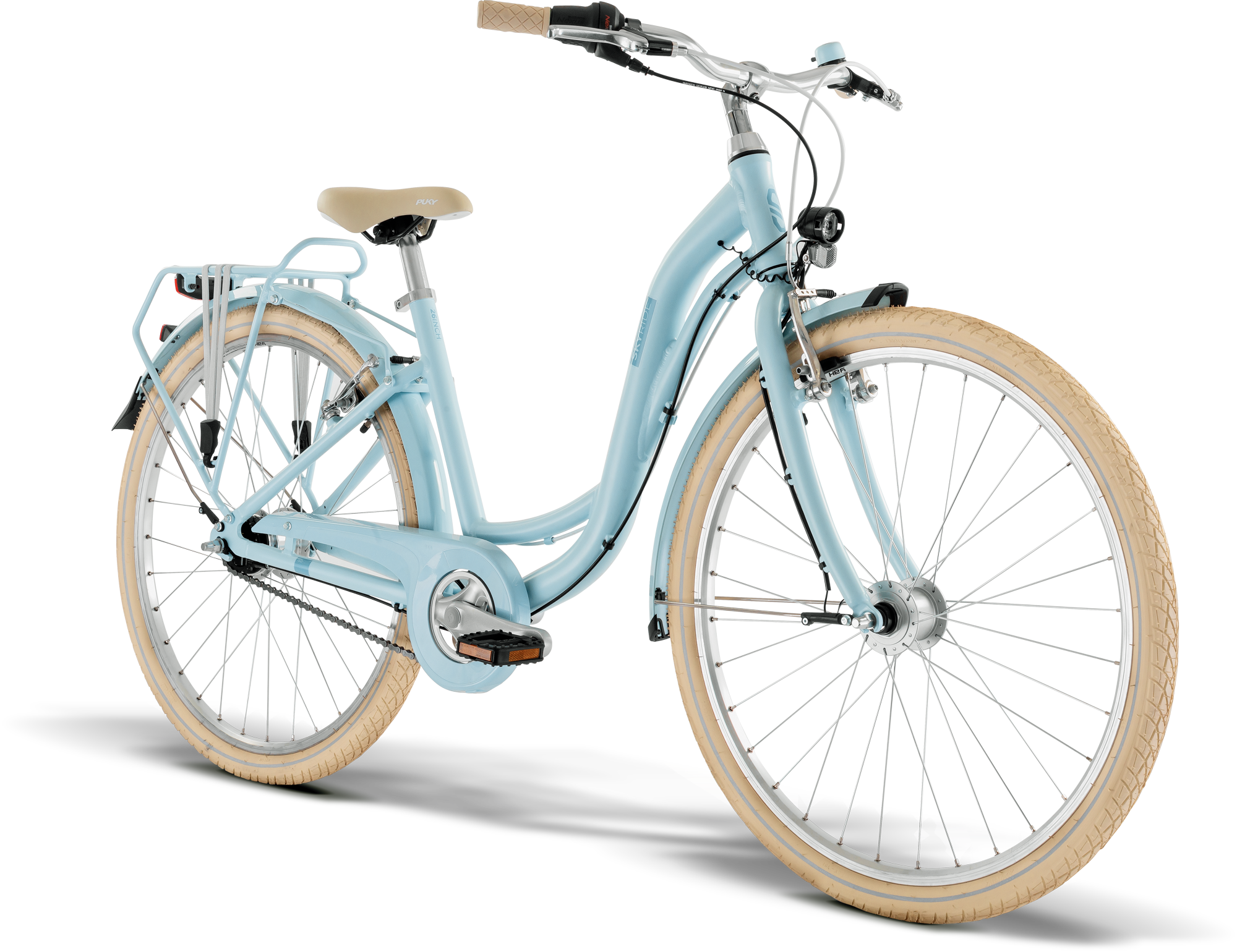PUKY SKYRIDE 26-7 CLASSIC är en ljusblå genomgångscykel med beige däck, beige sadel, upprätt styre och pakethållare mot en vit bakgrund.