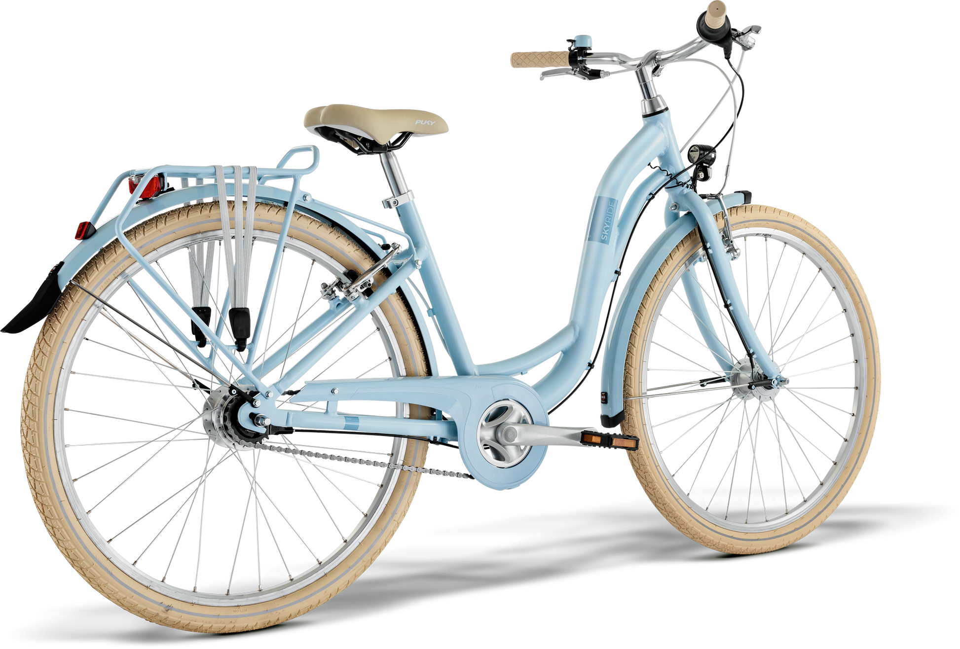 PUKY SKYRIDE 26-7 CLASSIC är en ljusblå stadscykel med beige däck, sadel och styre, med pakethållare bak och svart bakskärm. Visas på en vit bakgrund.