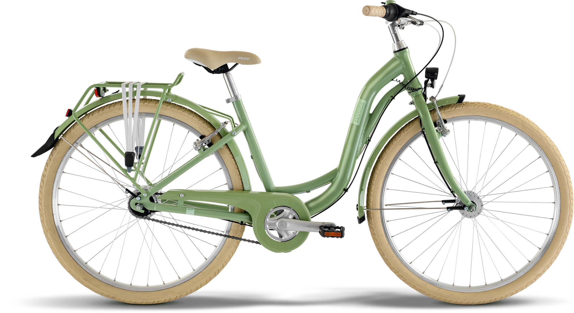 PUKY SKYRIDE 26-7 CLASSIC stadscykel visas på en vit bakgrund, med en ljusgrön genomgående ram, beige däck, solbrun sadel, pakethållare och svarta skärmar.