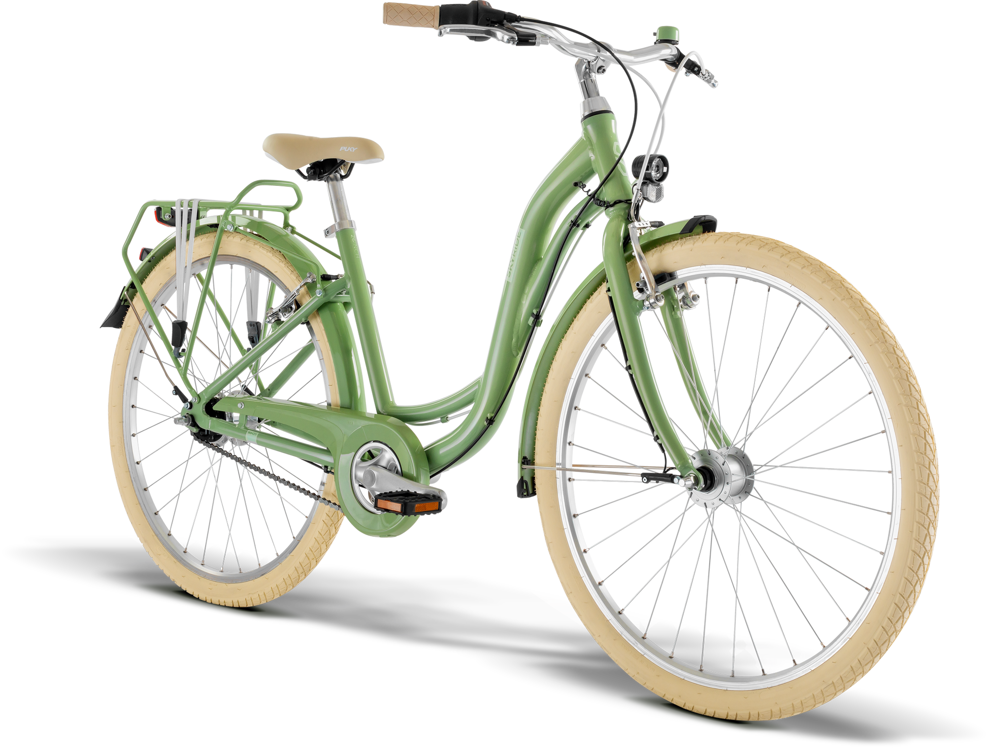 PUKY SKYRIDE 26-7 CLASSIC är en grön genomgångscykel med beige däck, pakethållare, bekväm sadel, upprätt styre samt fram- och bakskärmar, som visas vinklad mot en vit bakgrund.