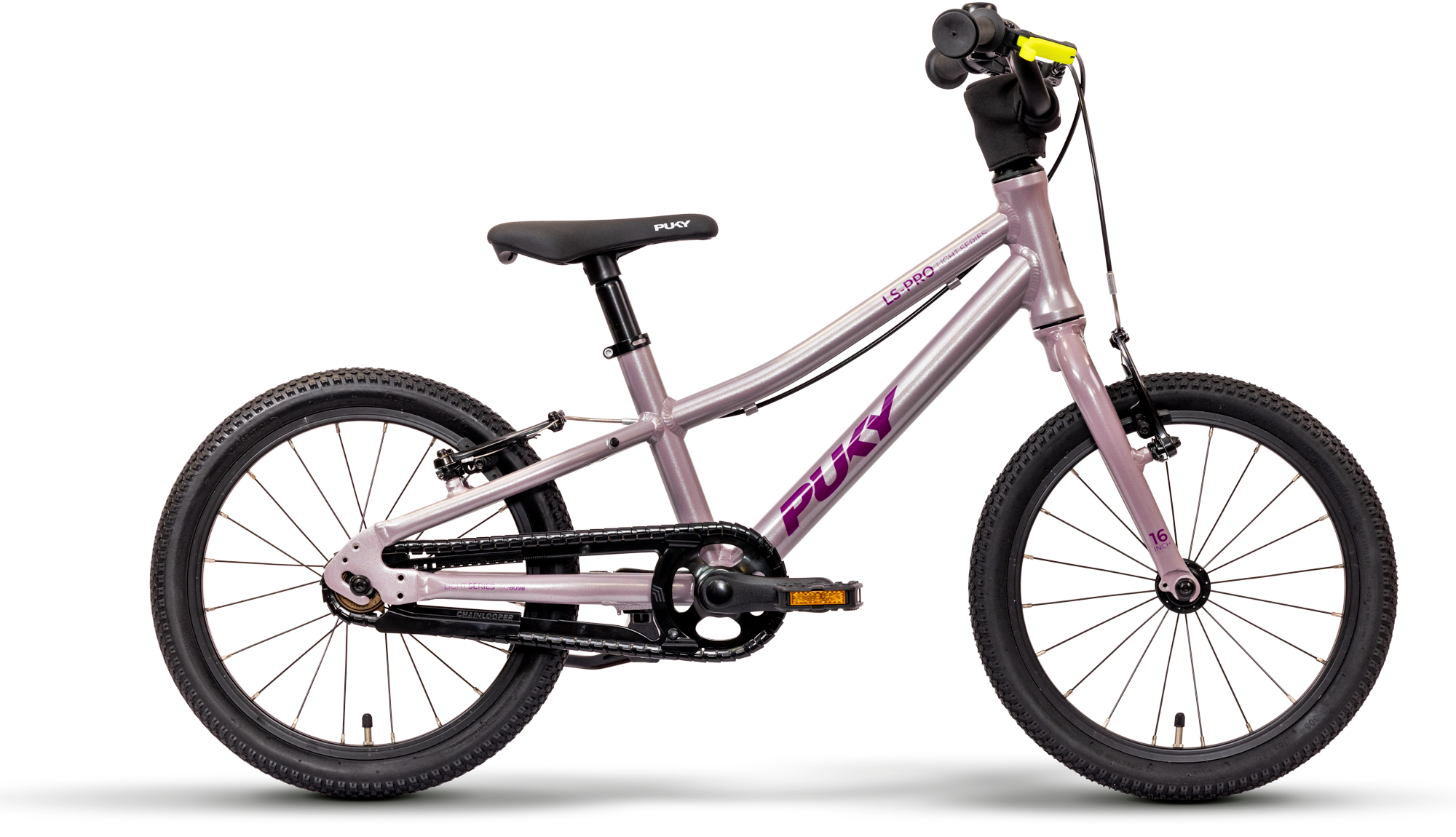 En ljuslila PUKY LS-PRO 16 barncykel med svarta däck, svart sadel och gula styrdetaljer visas från sidan mot en vit bakgrund. "PUKY" är tryckt med fetstil på ramen.