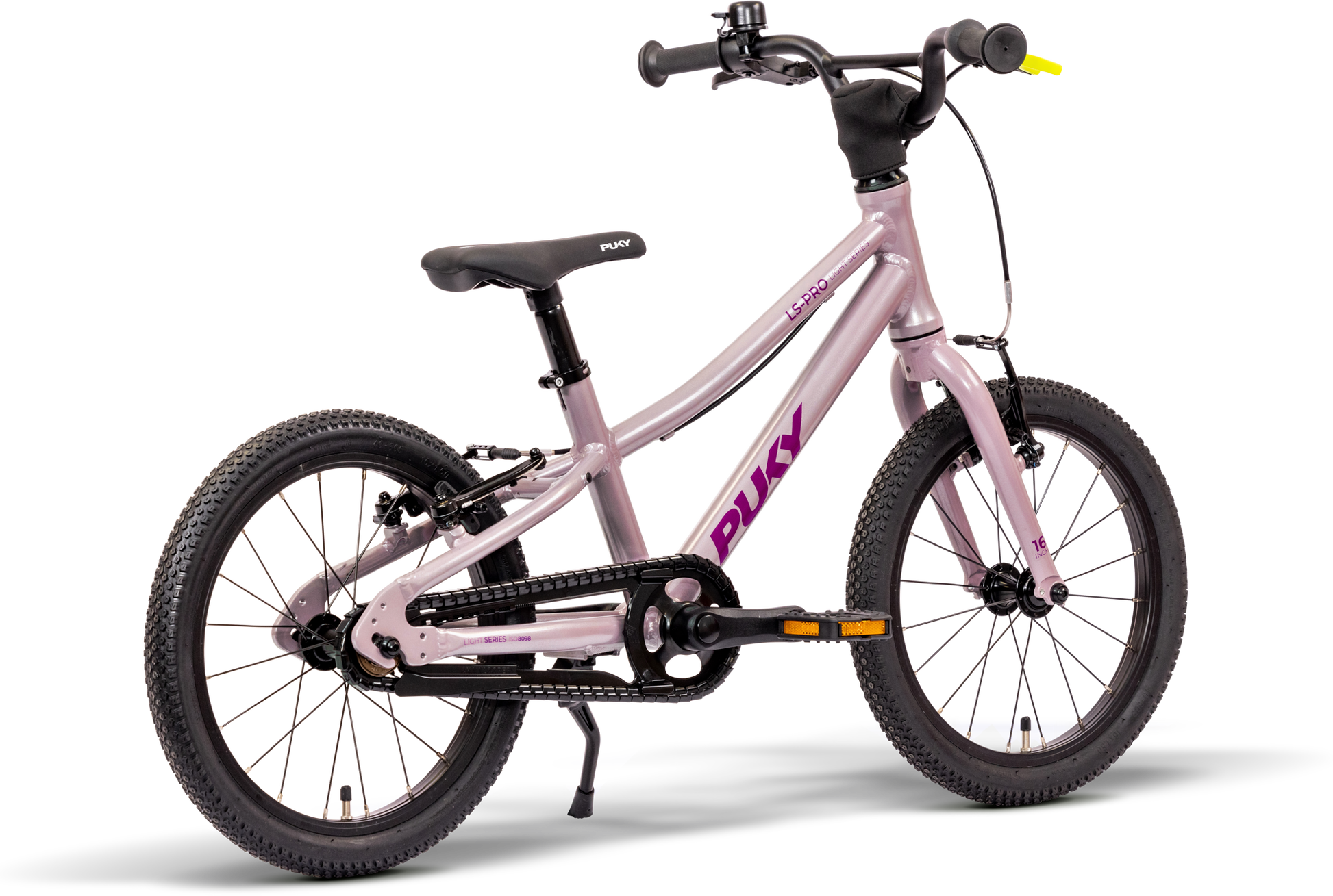 PUKY LS-PRO 16 är en rosa barncykel med svarta däck, en svart sadel och ett högerstyre med gul spets. "PUKY" står i lila på ramen. Den levereras med stödhjul och kedjeskydd.
