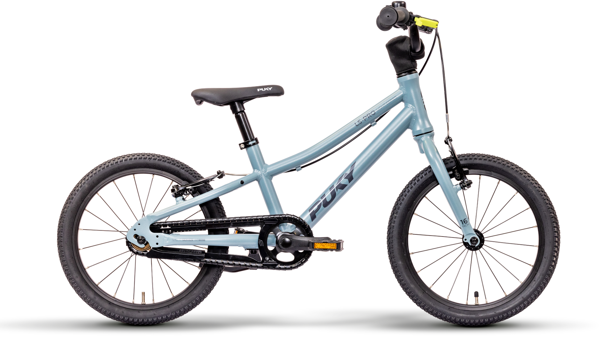 PUKY LS-PRO 16 är en ljusblå barncykel med svarta däck, en svart sadel och ett kedjeskydd. Den har en enkel ram och rakt styre, utformad för unga cyklister.