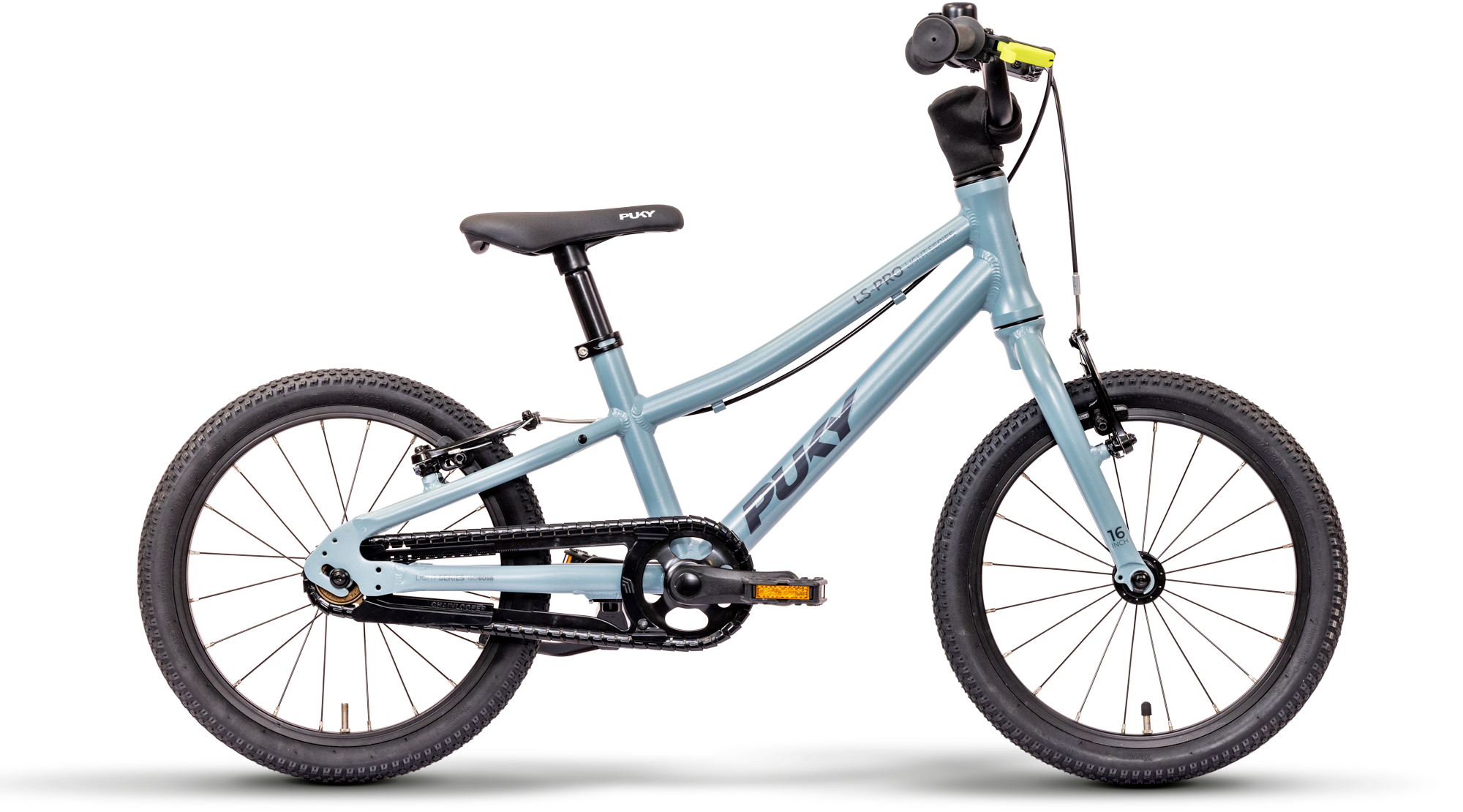 PUKY LS-PRO 16 är en ljusblå barncykel med svarta däck, en svart sadel och ett kedjeskydd. Den har en enkel ram och rakt styre, utformad för unga cyklister.