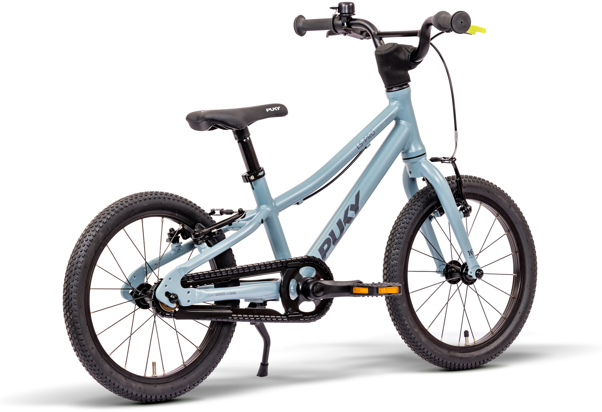 PUKY LS-PRO 16 är en ljusblå barncykel med svart styre, sadel och däck. Den har ett kedjeskydd, pedalbromsar, lätt knubbiga däck och "PUKY"-märke på ramen. Cykeln visas från sidan.