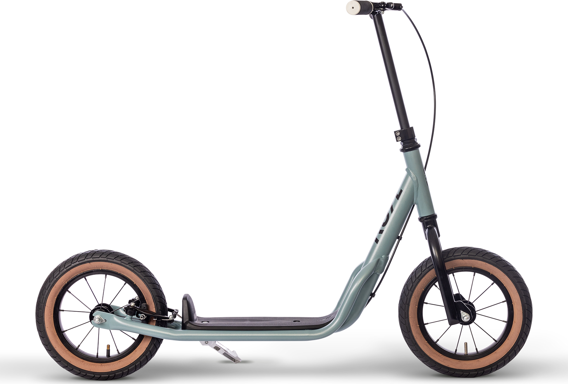 PUKY R 07 L är en ljusblå sparkcykel med stora svarta däck, solbruna fälgar, en låg genomgående ram, svart styre och ett sidostöd, som visas på en vit bakgrund.