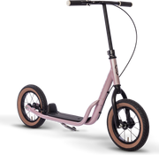 PUKY R 07 L är en rosa sparkcykel med svart styre, svart fotplatta och stora svarta däck med solbruna sidoväggar, mot en vit bakgrund.