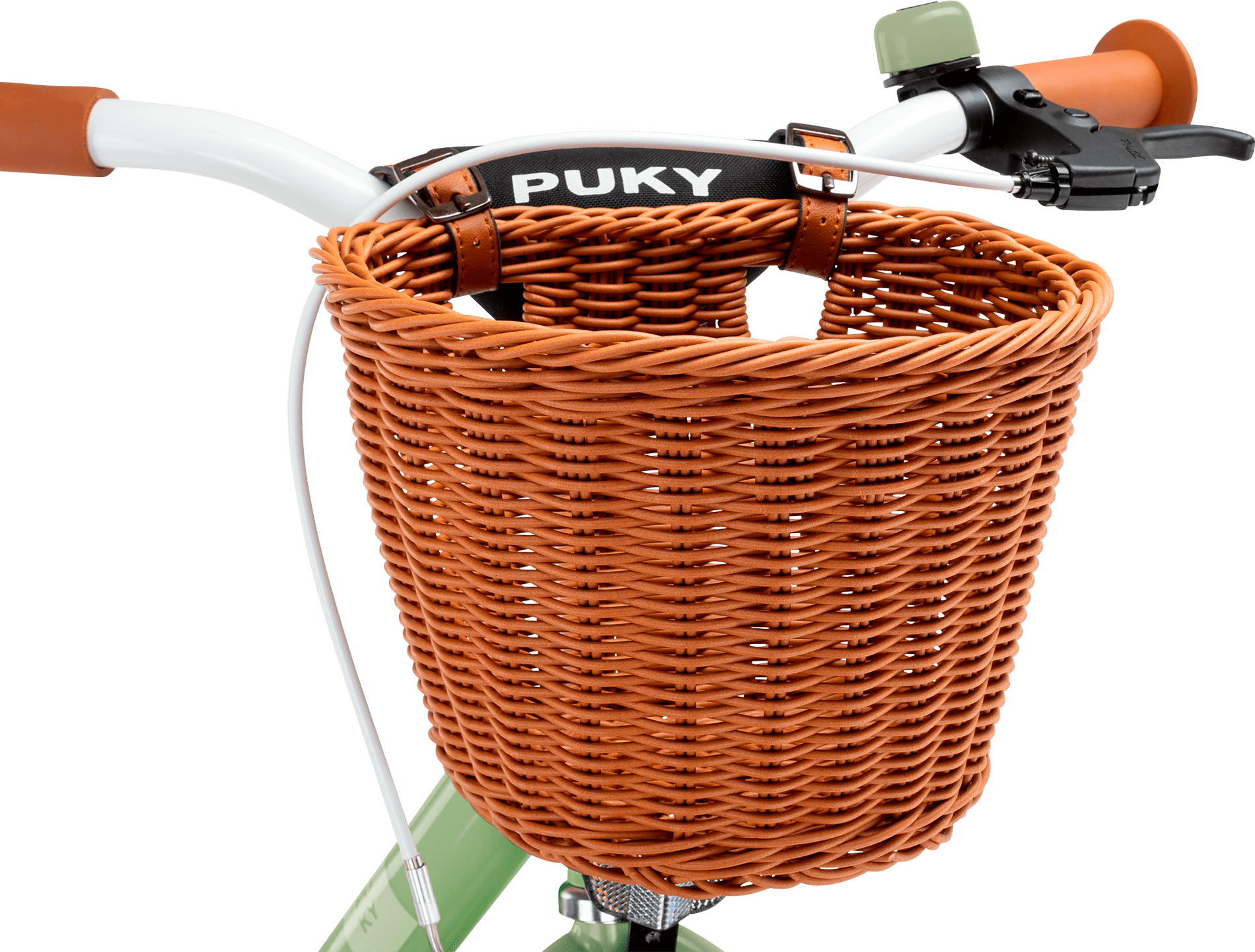 Närbild av ett ljusgrönt cykelstyre med bruna handtag och en korg CHAOS KORB - L framtill, som hålls fast med bruna läderremmar. Varumärket PUKY syns på ramen bakom korgen.