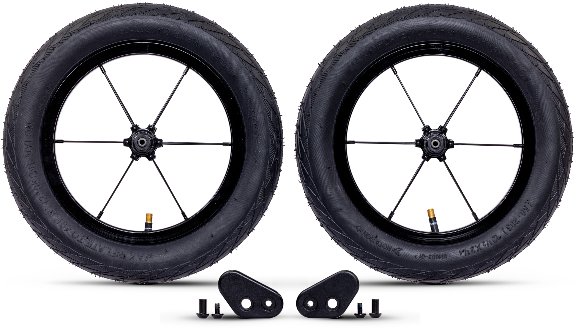 Två svarta 14" cykelhjul med ekrar från PUKY Upsize Kit står upprätt sida vid sida. Framför dem finns två små svarta monteringsfästen och fyra skruvar, allt prydligt arrangerat på en vit bakgrund.