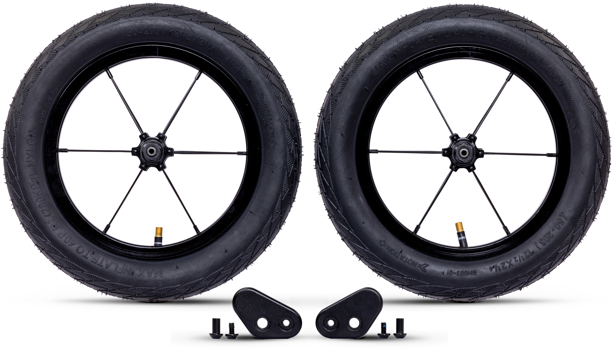 Två svarta 14" cykelhjul med ekrar från PUKY Upsize Kit står upprätt sida vid sida. Framför dem finns två små svarta monteringsfästen och fyra skruvar, allt prydligt arrangerat på en vit bakgrund.