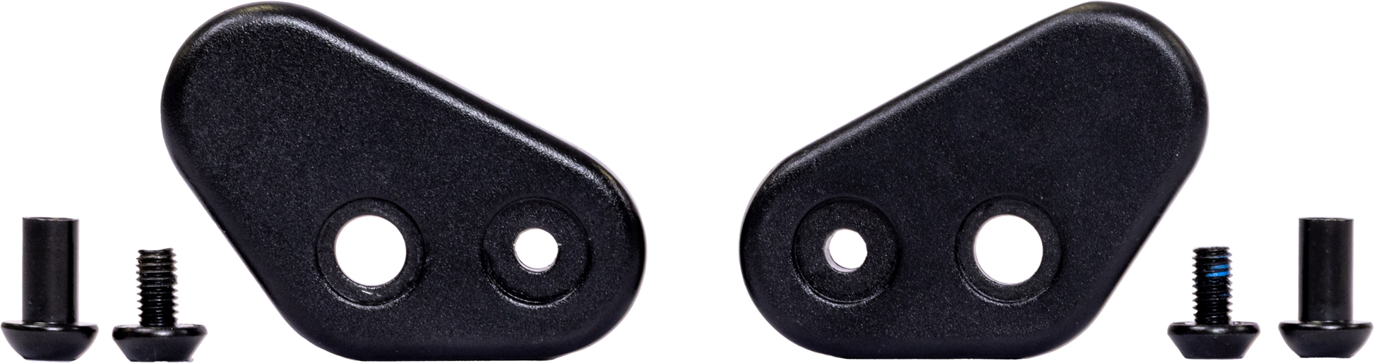 Två svarta, asymmetriska plastfästen med två hål vardera från PUKY ROOKIE WHEELS 12, placerade sida vid sida med två små svarta skruvar bredvid varje fäste mot en vit bakgrund.