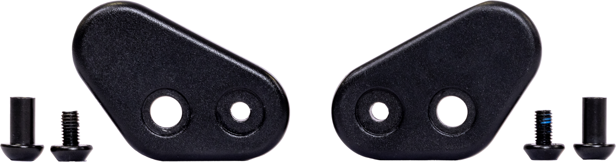 Två svarta, asymmetriska plastfästen med två hål vardera från PUKY ROOKIE WHEELS 12, placerade sida vid sida med två små svarta skruvar bredvid varje fäste mot en vit bakgrund.